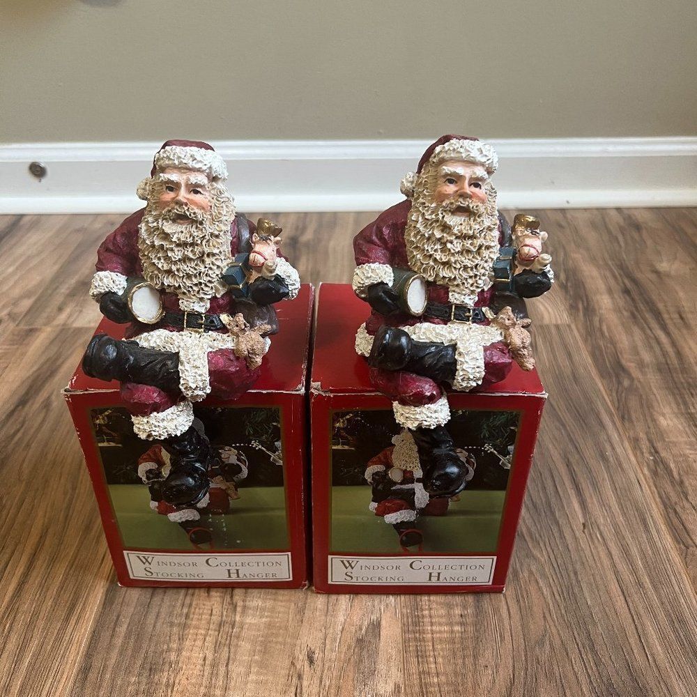 2 stocking hangers‎
